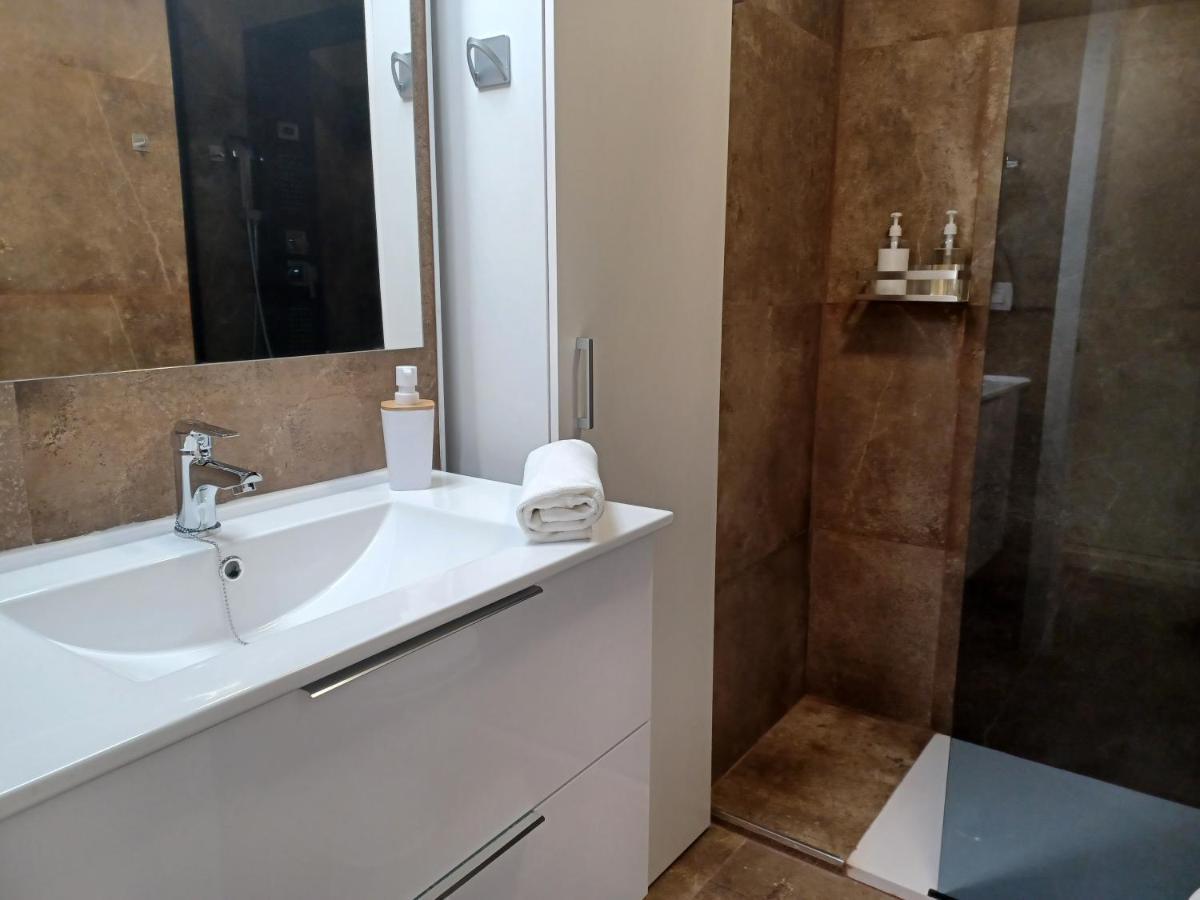 Apartamento Acogedor Junto A Calle Betis, Triana-Los Remedios Sevilla Bagian luar foto