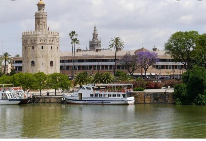 Apartamento Acogedor Junto A Calle Betis, Triana-Los Remedios Sevilla Bagian luar foto