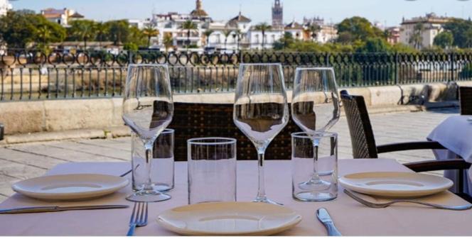 Apartamento Acogedor Junto A Calle Betis, Triana-Los Remedios Sevilla Bagian luar foto
