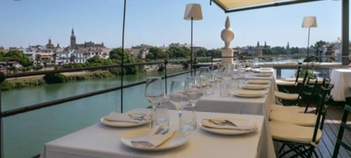 Apartamento Acogedor Junto A Calle Betis, Triana-Los Remedios Sevilla Bagian luar foto
