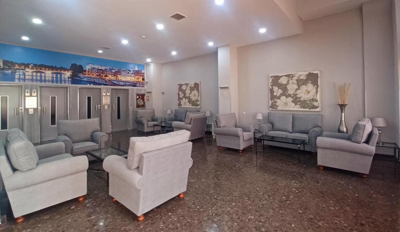 Apartamento Acogedor Junto A Calle Betis, Triana-Los Remedios Sevilla Bagian luar foto